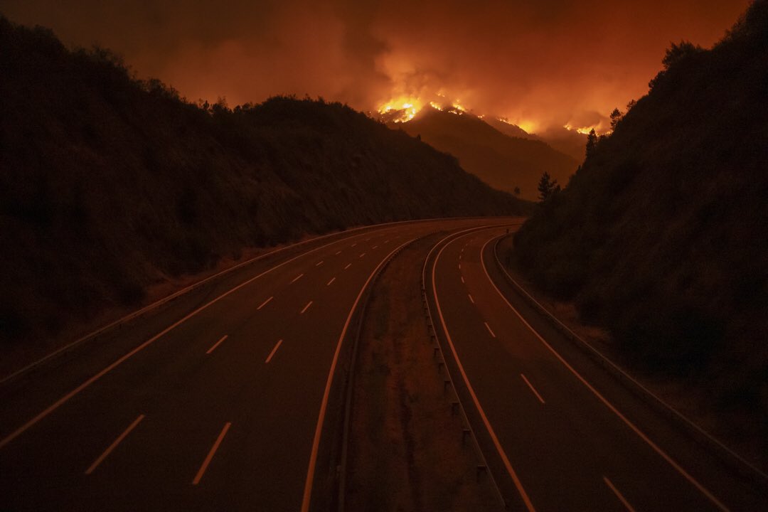 Brais Lorenzo (@brais_lorenzo) on Twitter photo Imaxes da pasada noite en Oímbra e Monterrei (Ourense). Tres bombeiros forestais resultaron feridos, un deles, un rapaz de 18 anos, en estado grave.
📸 <a href="/brais_lorenzo/">Brais Lorenzo</a> Imaxes da pasada noite en Oímbra e Monterrei (Ourense). Tres bombeiros forestais resultaron feridos, un deles, un rapaz de 18 anos, en estado grave.
📸 <a href="/brais_lorenzo/">Brais Lorenzo</a>