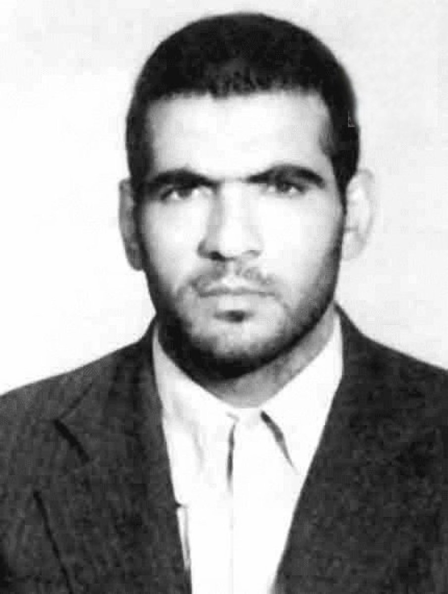 در گوشه‌ای از قطعه ۳۹ بهشت زهرا(س)، دلاورمردی غریبانه آرمیده است که ۲۲ مرداد ۵۷، در دوران سیاه طاغوت با انفجار رستوران خوانسالار تهران محل خوشگذرانی نظامیان آمریکایی، تعدادی‌‌شان را به هلاکت رساند و خودش هم به شهادت رسید. شهید #عباسعلی_احمدی