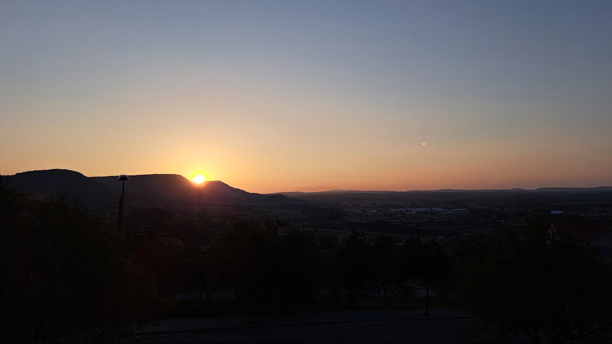 Sortida sol del grony del Pol. Moià #Matagalls al fons 

<a href="/ARAmeteo/">ARA Méteo</a> <a href="/meteocat/">Meteocat</a> <a href="/SoniaPapell/">Sònia Papell Caimons</a> <a href="/gemmapuigf/">Gemma Puig Feliu</a>  <a href="/Monica_Usart/">Mònica Usart</a> <a href="/alexmegapc/">Àlex Van der Laan</a> <a href="/jjaune/">Shin, yoon-jeong</a> <a href="/tomasmolinab/">Tomàs Molina</a> <a href="/meteobdncom/">EL TEMPS Badalona Comunicació</a> <a href="/btveltemps/">btv el temps</a> <a href="/eliseuvilaclara/">Eliseu Vilaclara</a> <a href="/SergiLoras/">Sergi Loras Gironès</a> @MeteoMauri <a href="/estelsiplanetes/">Joan Anton Català Amigó</a> <a href="/elnacional/">El Nacional</a>.cat <a href="/xavis_lorrio/">Xavi Segura</a> <a href="/enricagud/">enric agud 🌕</a>