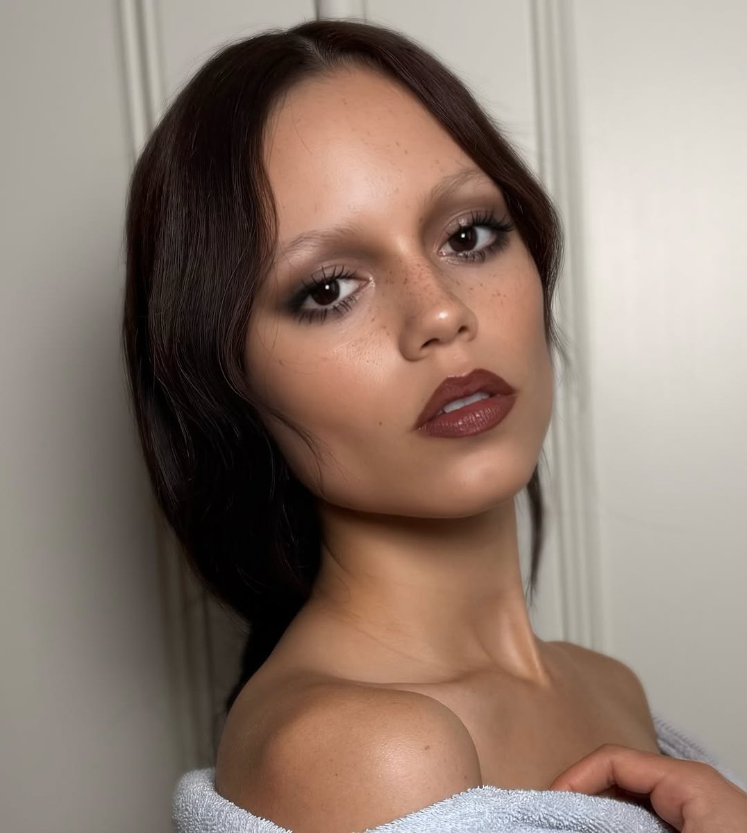 Jenna Ortega’s Goth Beauty Era is Here vivaglammagazine.com/jenna-ortegas-…