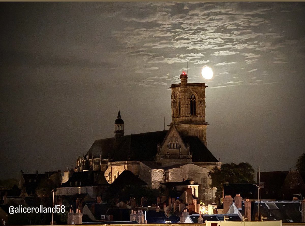 L’heure du dernier jour de la semaine à sonner avant un weekend bien mérité ☺️
Comme depuis lundi on se retrouve sur un demi tour Dijon😂 
#TER893156 NV (7h31) - DN (9h48) 
#TER893013 DN (12h12) - NV (14h29) 

💧 Hydratez-vous c’est important 💧

<a href="/TER_BFC_Trafic/">TRAIN Mobigo par SNCF Voyageurs</a>