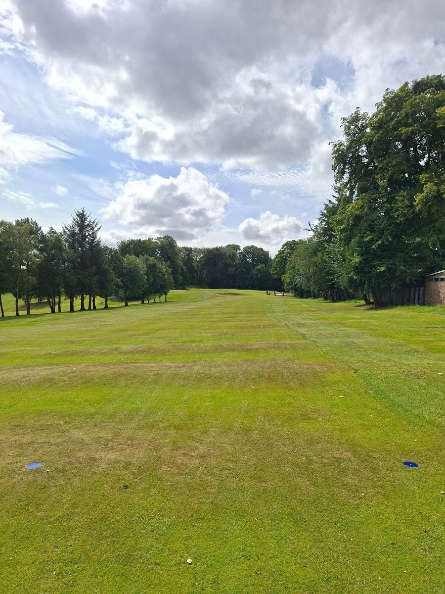 BellshillGC1905's tweet photo. A 9 hole blue tee course has been set up on fairways 1 to 8, then the 15th.

Blue tees are for younger juniors or beginners but all juniors can play from the blue disks if they wish.

The course isn't for handicap purposes and no adult should play from them. 🏌🏻‍♂️ https://t.co/FqOjMErFUH
