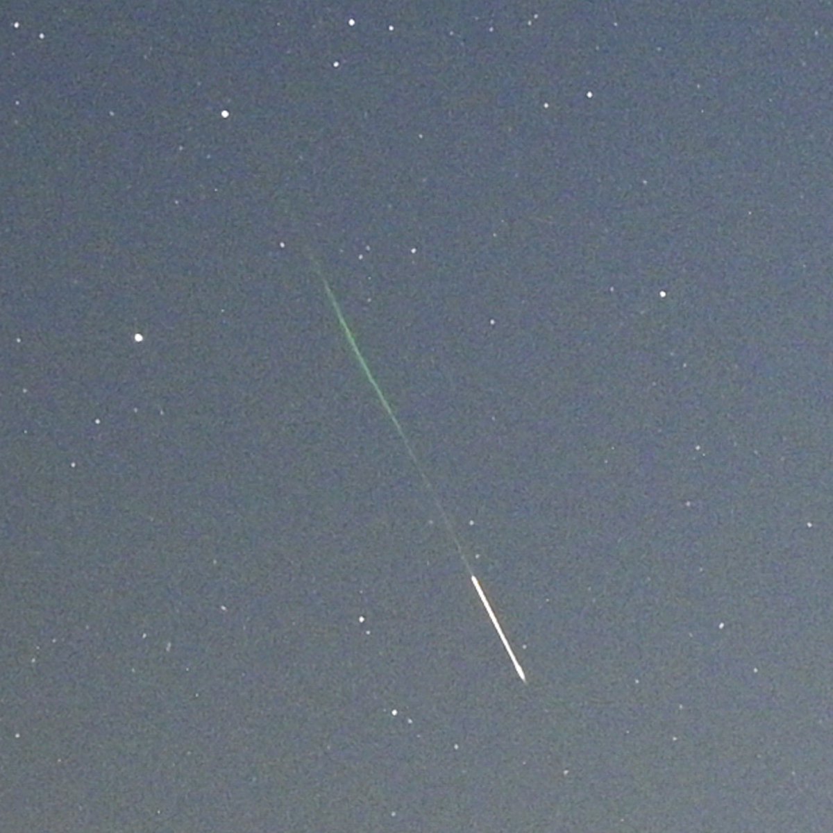 red_river_post's tweet photo. Zoomed in on first meteor spotted #MeteorWatch https://t.co/VrGoYA4XQn