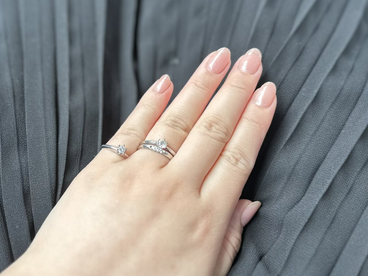 chosdayo's tweet photo. 最近実家からジュエリーが発掘されたので、指輪たくさん着けてる💍*。
色石に興味なかったけれども、ダイヤモンドに挟まれていればいけることが判明💎.* https://t.co/IrorwbgQNo
