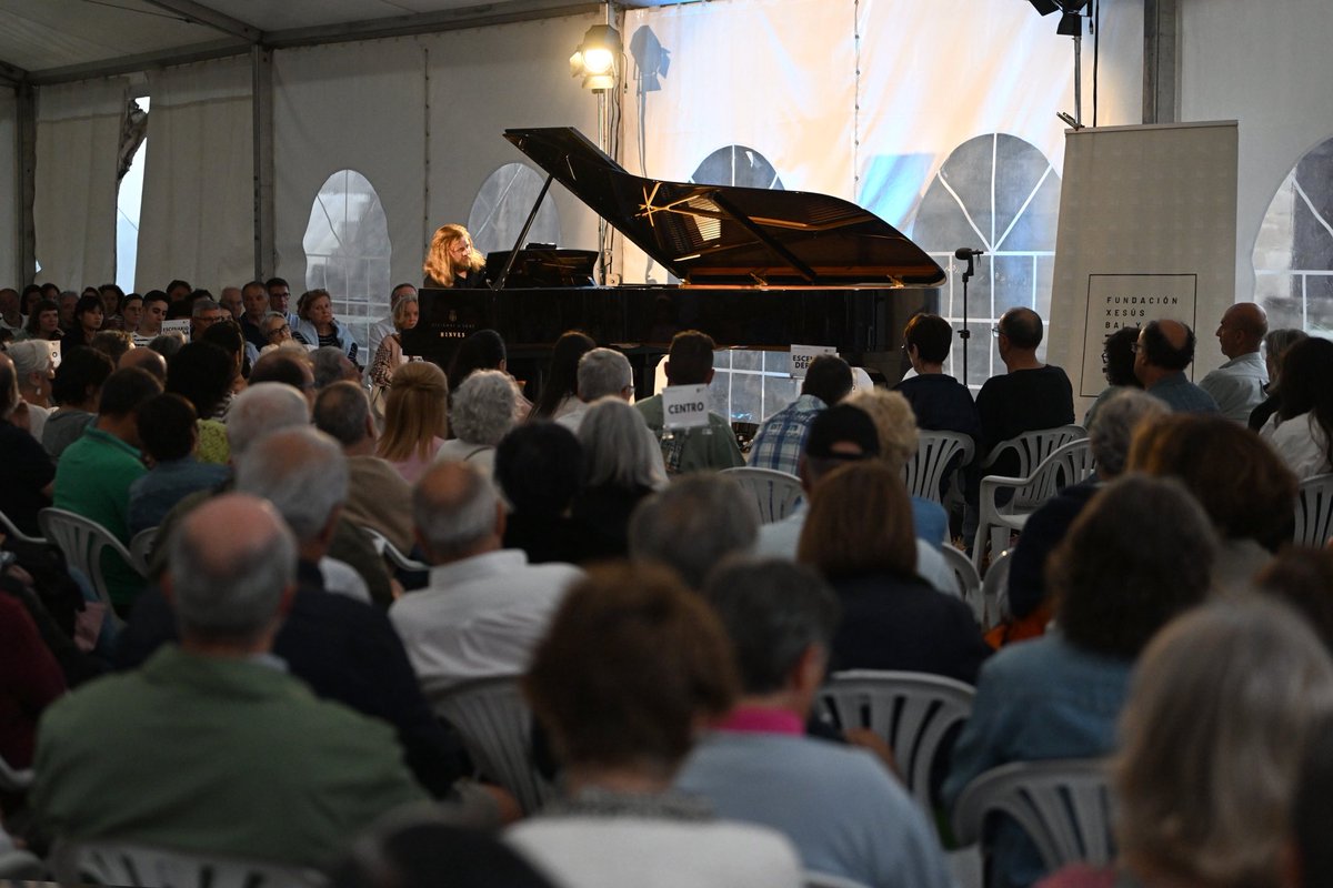 FestivalBalyGay's tweet photo. Algunas imágenes del concierto de Denis Kozhukhin en el Castelo de Castro de Ouro (Alfoz) en la primera jornada del Festival Bal y Gay 2025.

📷 Maider Pumariño 
#deniskozhukhin #festivalbalygay2025 @depulugo @FBSabadell #alfoz https://t.co/6o5yWhtCwV