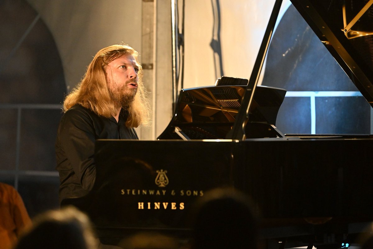 FestivalBalyGay's tweet photo. Algunas imágenes del concierto de Denis Kozhukhin en el Castelo de Castro de Ouro (Alfoz) en la primera jornada del Festival Bal y Gay 2025.

📷 Maider Pumariño 
#deniskozhukhin #festivalbalygay2025 @depulugo @FBSabadell #alfoz https://t.co/6o5yWhtCwV