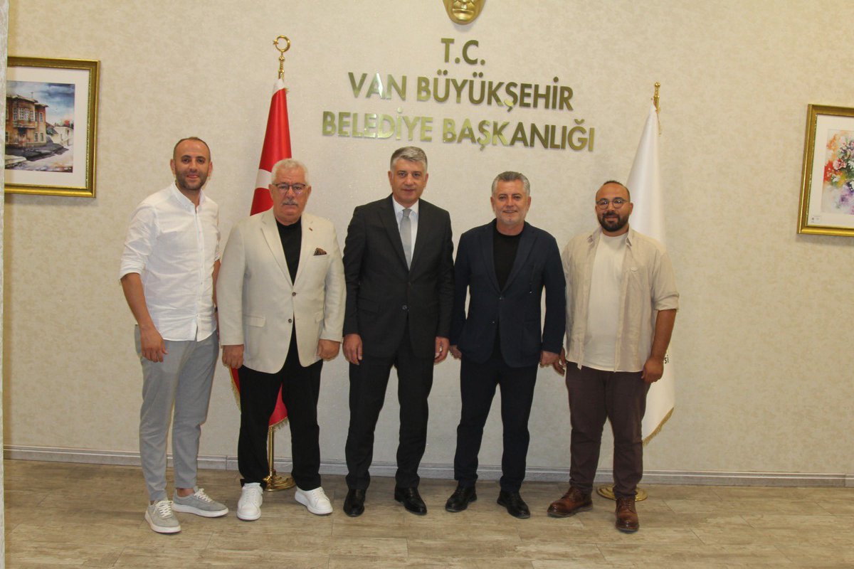 Van Büyükşehir Belediyesi Genel Sekreteri Sayın Ulaş Akhan’ı ziyaret ederek yeni görevinin hayırlı olması temennisinde bulunduk.
Misafirperverliğinden dolayı kendisine teşekkür eder, muvaffakiyetler dilerim.