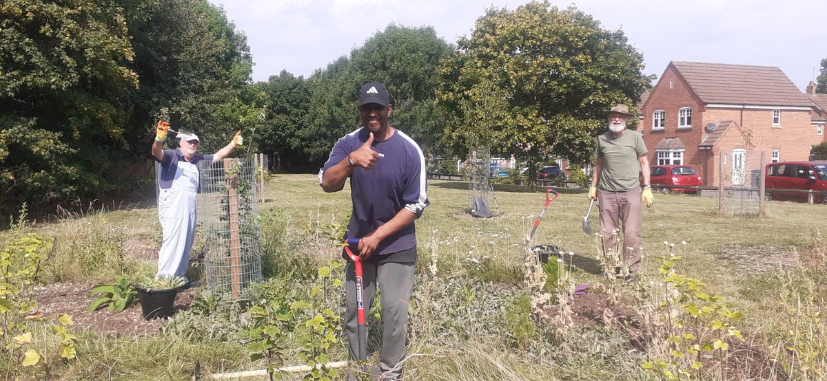 fruitnutvillage's tweet photo. Working hard at #SouthernDriveForestGarden #Monyhull yesterday. #GrowTheVillage #FruitAndNutVillage #DruidsHeath https://t.co/83xTHaXcGj