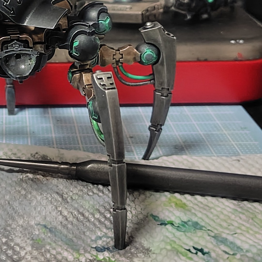 銀の脚へのシェイド→エッジハイライト(ドライブラシ)がいい感じに決まったのだ！