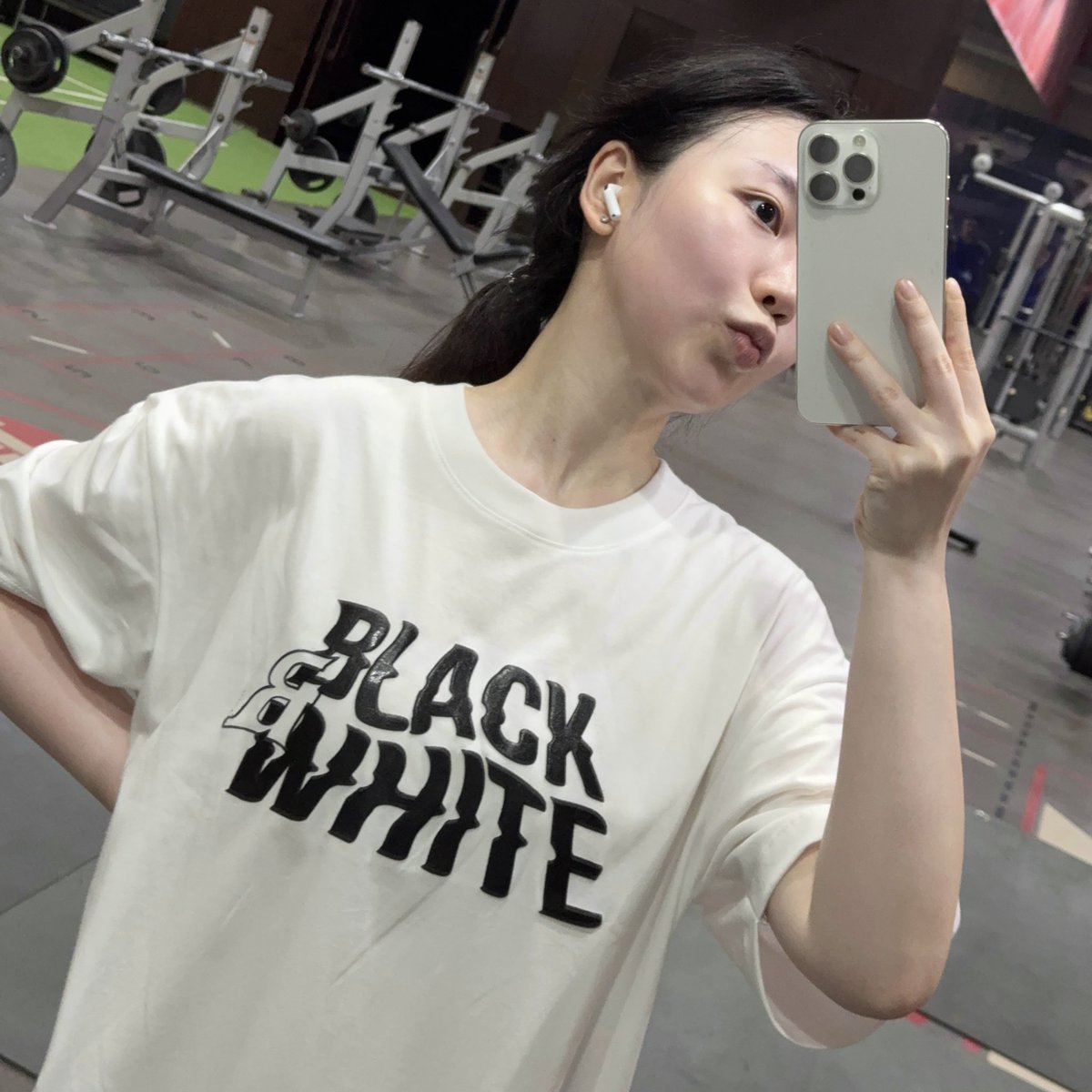 มาเทสดีที่ทรงวาด ซึ่งร้อนมากกก นั่งวินรถติดไปเรื่อย จบที่กลับมายิมตอนเย็น ทำกิจกรรมทั้งวันแต่เสื้อไม่มีคราบเหลืองและคราบขาวเลยแหะ ตัวหอมเฟรชด้วย เพราะบีมใช้นีเวีย แบล็ค แอนด์ ไวท์ เฟรช โรลออน ตัวช่วยวงแขนแห้งสบาย ไม่ทิ้งคราบ มั่นใจทุกยก ลดเหงื่อ ระงับกลิ่นกายนาน 72 ชม.