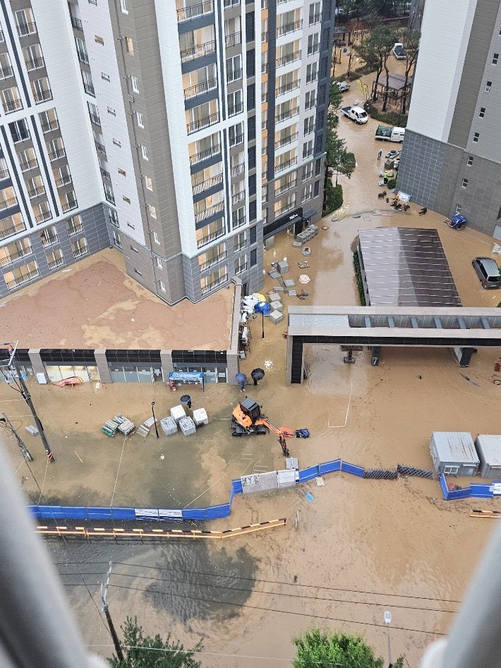 인천 계양구 아파트는 아래가 모두 잠겼네요..