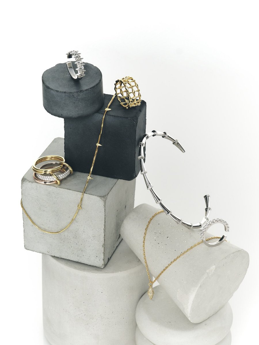 《COMPLETED SET》
THORIEL COMPLETED SET

高尾颯斗の初プロデュースブランド
「THORIEL」から、Debut Collectionの
SV925、GOLDカラーアイテムを
揃えたコンプリートセット。

ブランド名の由来でもある棘を
モチーフにした、高尾颯斗のこだわりが
詰め込まれたアイテムがラインナップ。