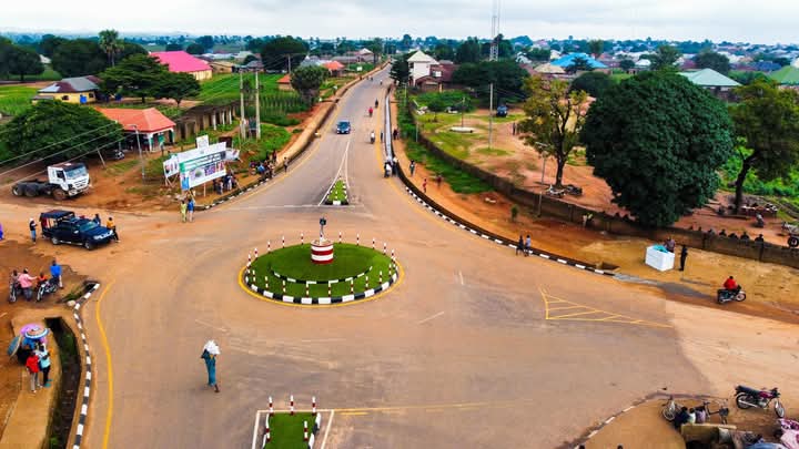 Bagosupportgrup's tweet image. Niger State Governor, Farmer Mohammed Umaru Bago, has inaugurated a 5 km township road in Sarkin-Power, Munya LGA.
The project is part of the 556 km of road construction initiated by the Bago-led administration.
#BagoX2
#infrastructuraldevelopment 
#BagoAsiwaju
#BagosarkinAiki
Mr