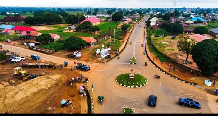 Bagosupportgrup's tweet image. Niger State Governor, Farmer Mohammed Umaru Bago, has inaugurated a 5 km township road in Sarkin-Power, Munya LGA.
The project is part of the 556 km of road construction initiated by the Bago-led administration.
#BagoX2
#infrastructuraldevelopment 
#BagoAsiwaju
#BagosarkinAiki
Mr