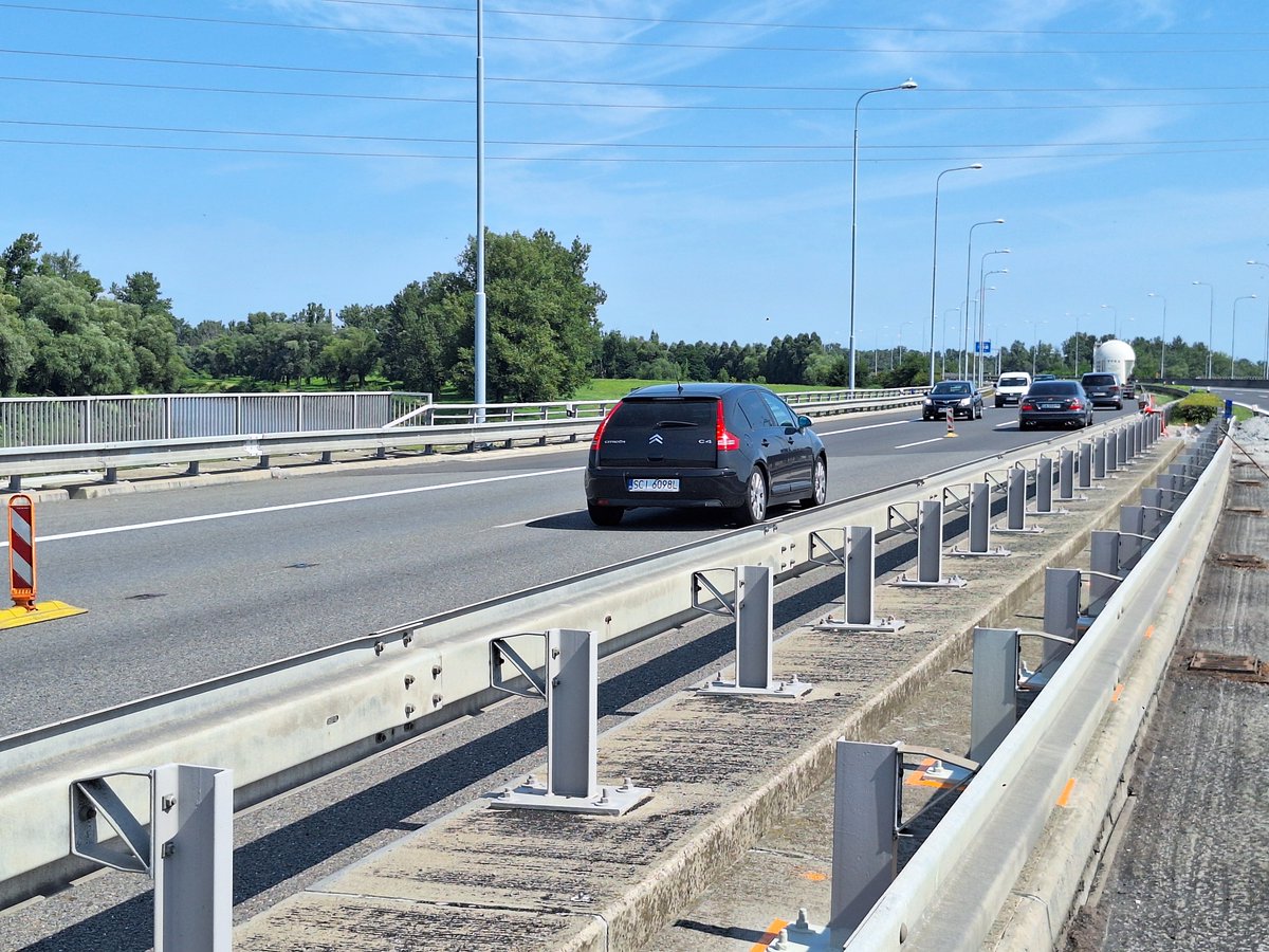 Na dálnici D1 opravujeme mosty u bohumínské části Vrbice: kraje.rsd.cz/moravskoslezsk…. Práce pokračují podle harmonogramu, po odfrézování starého asfaltu dojde k vybourání starých závěrů a čištění vzniklých otvorů. Obousměrná doprava nevykazuje zásadní zdržení.