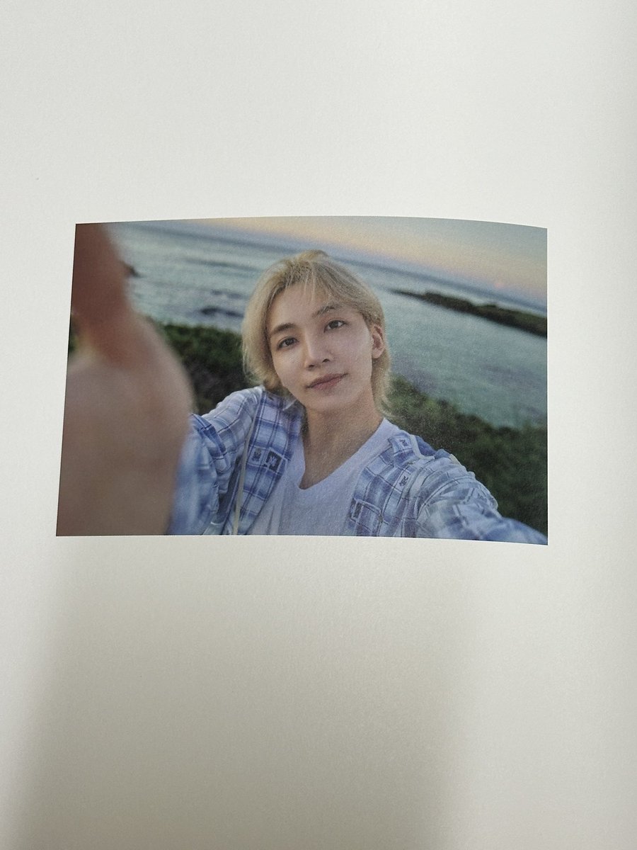 jeonghan posted the behind on his instagram while the selca he took with the camera in wanderlust photobook😭❤️ MY PRECIOUS HANI

THE SET UP                                    THE SHOT