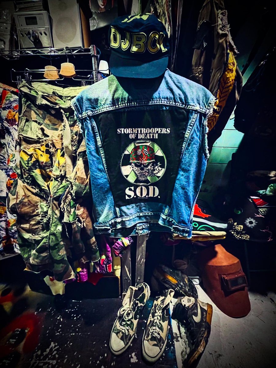 FREEDOMNoGood's tweet photo. #店内スタイリング 
HIGH DAMAGE.
LEVI'S.
S.O.D.
僕の好きな古き良きアメ村STYLE.
【 #ネオ大阪帝国 #通天覚醒 #超変 #アラキ 】

いつも通り自分ら��く。

SPECIAL.

#デカ履き 

#HighDamageStyle 

👁🧠🧠👁
伝説、続く。
解CHANCE放

【 #theKIDアラキ 】 
【アメ村 #ショウザンビル 】 https://t.co/D88bDI7DbJ