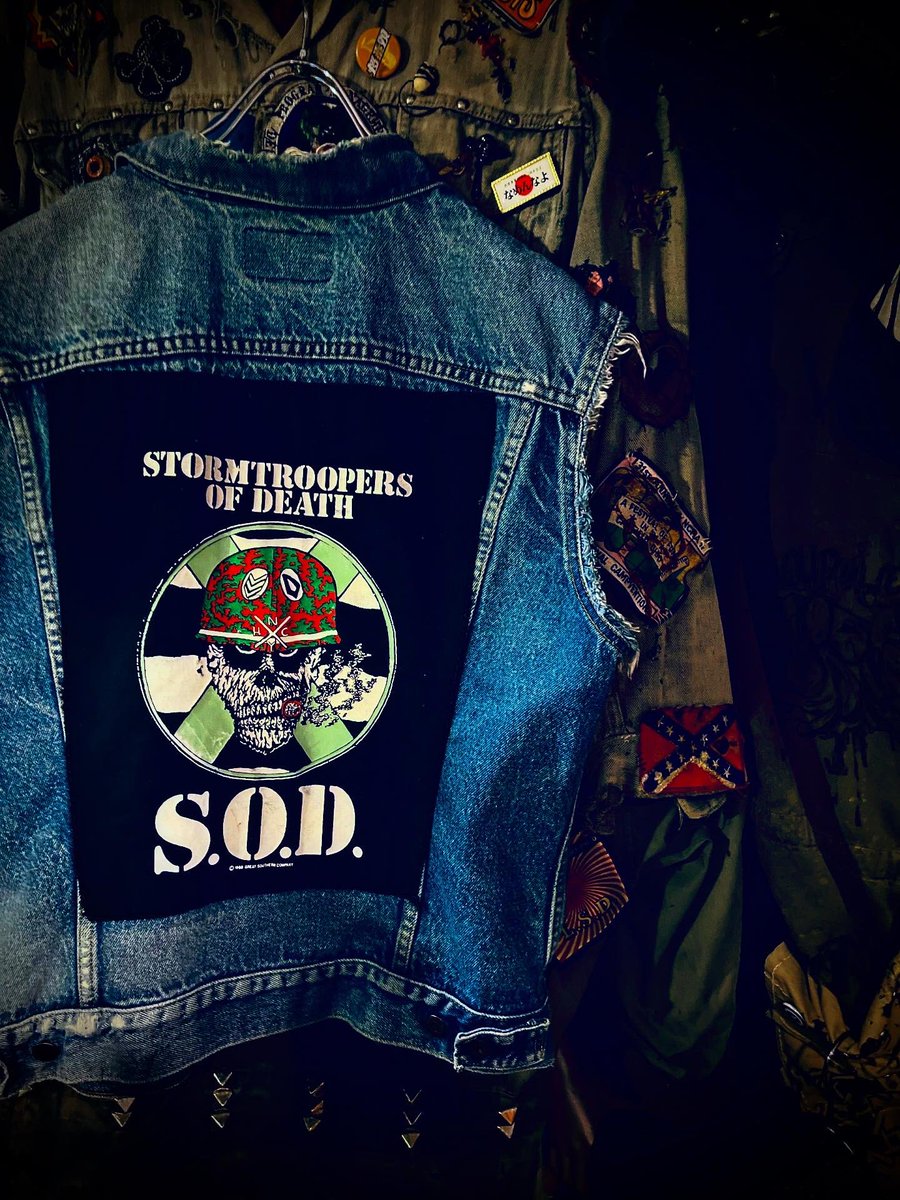 FREEDOMNoGood's tweet photo. #店内スタイリング 
HIGH DAMAGE.
LEVI'S.
S.O.D.
僕の好きな古き良きアメ村STYLE.
【 #ネオ大阪帝国 #通天覚醒 #超変 #アラキ 】

いつも通り自分ら��く。

SPECIAL.

#デカ履き 

#HighDamageStyle 

👁🧠🧠👁
伝説、続く。
解CHANCE放

【 #theKIDアラキ 】 
【アメ村 #ショウザンビル 】 https://t.co/D88bDI7DbJ