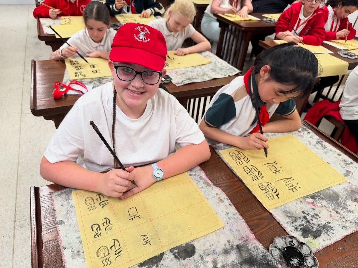 Happy #WorldCalligraphyDay! 🖌️

⏪ Earlier in the year, pupils at <a href="/Bidstonavenue/">Bidston Avenue Primary School</a> were lucky enough to be taught how to write in calligraphy by friends at their partner school in Taicang, China. 🇨🇳