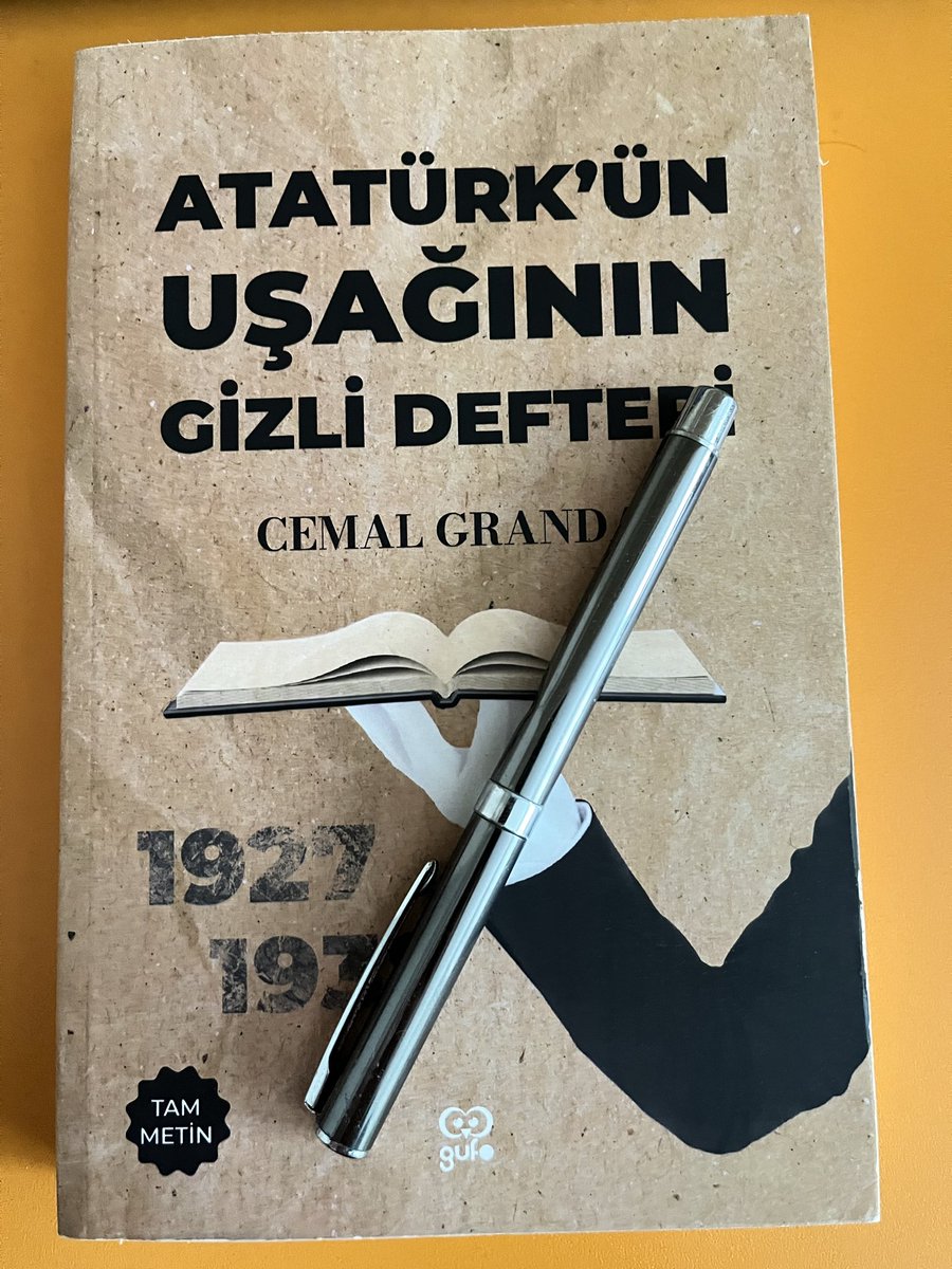 Gerek Dolmabahçe’de gerek Çankaya’da Atatürk’ün 12yıl yakın hizmetkârlığını yapmış. Ev işlerinden sorumlu Granda’nın anıları. Politakadan uzak Atatürk’ün sevinçleri,kederleri,fikirleri, yaşam tarzını anlatan eser. Okurken Dolmabahçe’nin ferdi oluyor, tanıklık ediyorsunuz. #kitap