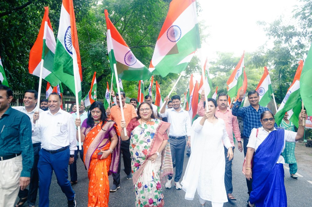 DDUGU_Official's tweet photo. 🇮🇳 विश्वविद्यालय में “हर घर तिरंगा” कार्यक्रम अंतर्गत भव्य जागरूकता रैली संपन्न।
माननीय कुलपति प्रो. पूनम टंडन के नेतृत्व में रैली ने राष्ट्रप्रेम का संदेश दिया।

रैली में शिक्षक, एनसीसी के कैडेट्स, एनएसएस के स्वयंसेवक एवं विद्यार्थियों की उत्साही भागीदारी रही। https://t.co/OrJz1CjhLI