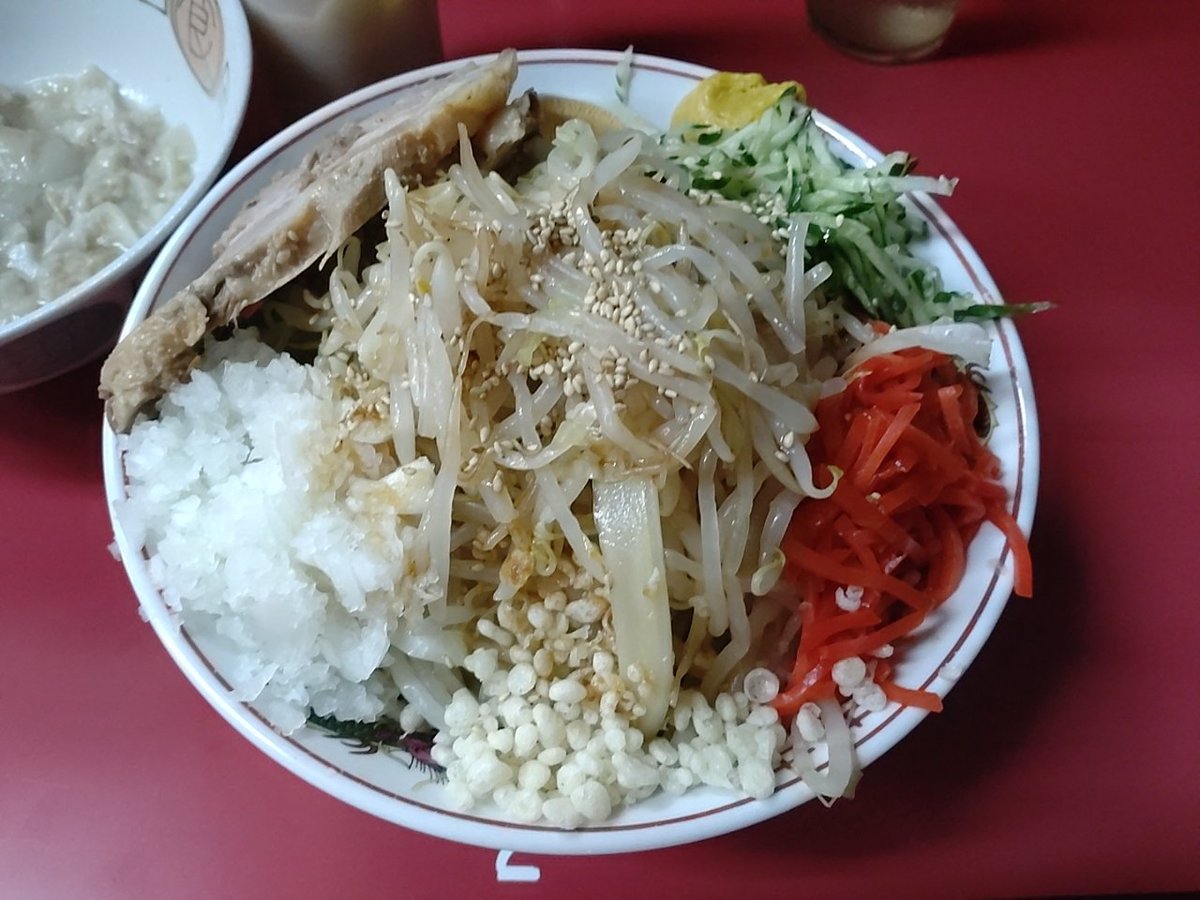 tajigon_jp's tweet photo. ラーメン麺徳 東陽町店にて新メニュー(夏季限定？)の冷やし中華を食す！
コールは太麺、ヤサイ大盛、脂マシ、タマネギ。
店主さんが脂は温かいので別皿で提供してくれました。
もう一つの新メニューの冷麺も気になるので、近々再訪決定です。
#ラーメン #麺徳 #東陽町 #二郎系 #二郎インスパイア https://t.co/hTGDLmbCeu