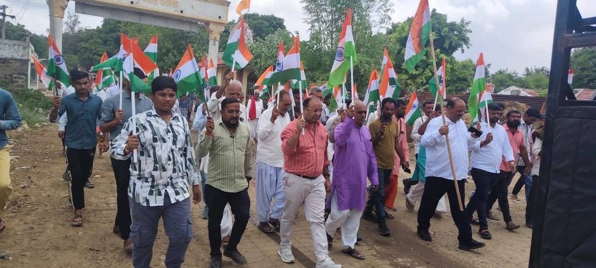 Arjan_rabari's tweet photo. ભચાઉ તાલુકાના વીજપાસર ગામે તિરંગા યાત્રાનું આયોજન કરવામાં આવ્યું હતું તિરંગા યાત્રામાં ધારાસભ્ય શ્રી @BJPVirendrasinh ,કચ્છ જિલ્લા ભાજપ મંત્રી વિકાસભાઈ રાજગોર,તાલુકા ભાજપ ના પ્રમુખ વાઘજીભાઇ છાંગા,તેમજ કાર્યકર્તા સરપંચ અને ગામજનો ની હાજરી માં તિરંગા યાત્રા નું આયોજન કરવામાં આવ્યું https://t.co/mncGiPuj7w