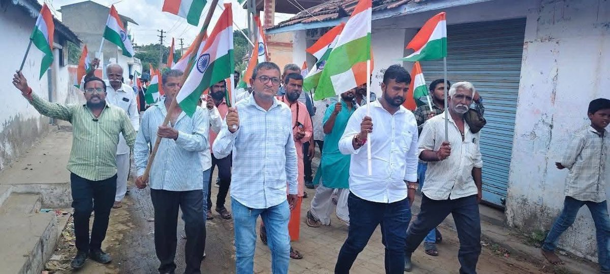Arjan_rabari's tweet photo. ભચાઉ તાલુકાના વીજપાસર ગામે તિરંગા યાત્રાનું આયોજન કરવામાં આવ્યું હતું તિરંગા યાત્રામાં ધારાસભ્ય શ્રી @BJPVirendrasinh ,કચ્છ જિલ્લા ભાજપ મંત્રી વિકાસભાઈ રાજગોર,તાલુકા ભાજપ ના પ્રમુખ વાઘજીભાઇ છાંગા,તેમજ કાર્યકર્તા સરપંચ અને ગામજનો ની હાજરી માં તિરંગા યાત્રા નું આયોજન કરવામાં આવ્યું https://t.co/mncGiPuj7w