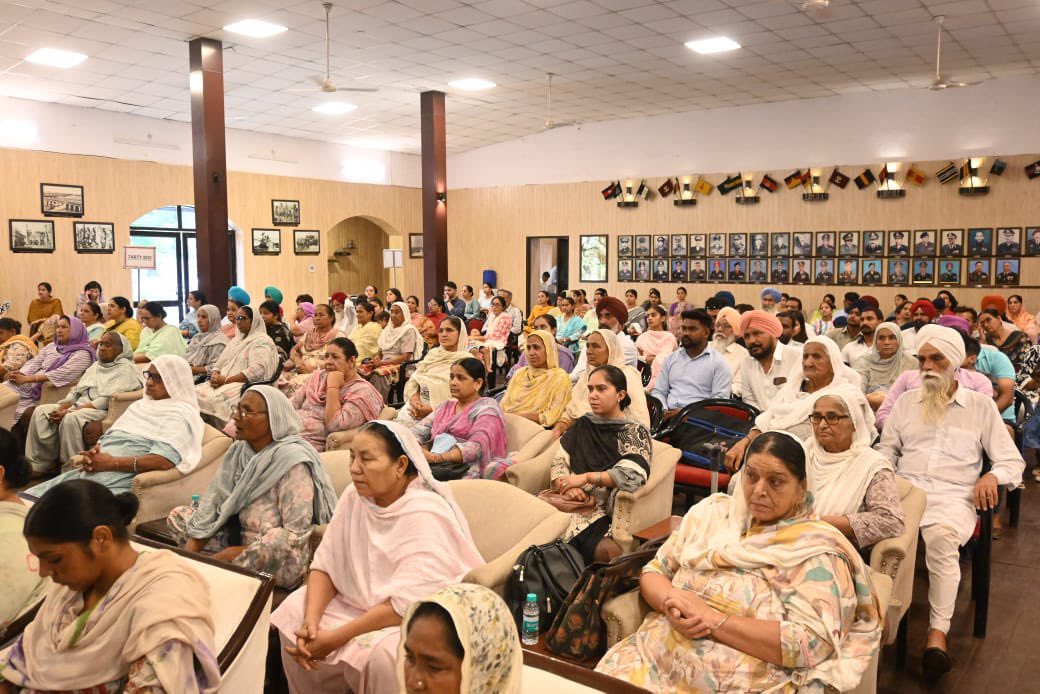 VajraCorps_IA's tweet photo. Honouring our Pillars of Strength! 💐
As part of the 1965 War Diamond Jubilee commemorations, #GoldenArrowDivision paid heartfelt tributes to our #VeerNaris & #VeerMatas through personal interactions, medical support, and a vibrant cultural programme. Mrs Geetanjali Manral, Chairperson Golden Arrow FWO, felicitated these brave women, reaffirming the #IndianArmy's commitment to our heroes' families. 🇮🇳

बलिदान और साहस के प्रतीकों को नमन!
1965 युद्ध की डायमंड जुबली के अवसर पर, #GoldenArrowDivision ने हमारी #VeerNaris और #VeerMatas को दिल से भावपूर्ण श्रद्धांजलि दी 💐
गर्मजोशी और सम्मान से भरे इस दिन में आत्मीय मुलाकातें, विशेष चिकित्सा शिविर, पूर्व सैनिक सहायता और रंगारंग सांस्कृतिक कार्यक्रमों के ज़रिए उनके अटूट साहस को सलाम किया गया।
गोल्डन ऐरो FWO की चेयरपर्सन श्रीमती गीताांजलि मंराल ने इन वीरांगनाओं को सम्मानित किया और #IndianArmy की हमारे वीरों के परिवारों के प्रति अटूट प्रतिबद्धता को दोहराया। 🇮🇳

1965 ਦੇ ਯੁੱਧ ਦੀ ਡਾਇਮੰਡ ਜੂਬਲੀ ਦੇ ਮੌਕੇ ‘ਤੇ, #GoldenArrowDivision ਨੇ ਸਾਡੇ #ਵੀਰਨਾਰੀਆਂ ਅਤੇ #ਵੀਰਮਾਤਾਵਾਂ ਨੂੰ ਪਿਆਰ ਭਰੇ ਮਿਲਾਪ, ਡਾਕਟਰੀ ਸਹਾਇਤਾ ਅਤੇ ਰੰਗਾਰੰਗ ਸੱਭਿਆਚਾਰਕ ਪ੍ਰੋਗਰਾਮ ਰਾਹੀਂ ਹਿਰਦੇ ਤੋਂ ਸ਼ਰਧਾਂਜਲੀ ਭੇਟ ਕੀਤੀ। ਗੋਲਡਨ ਐਰੋ FWO ਦੀ ਚੇਅਰਪਰਸਨ ਸ਼੍ਰੀਮਤੀ ਗੀਤਾਂਜਲੀ ਮਨਰਾਲ ਨੇ ਇਨ੍ਹਾਂ ਬਹਾਦੁਰ ਮਹਿਲਾਵਾਂ ਦਾ ਸਨਮਾਨ ਕੀਤਾ, ਇਹ ਦੁਹਰਾਉਂਦੇ ਹੋਏ ਕਿ #IndianArmy ਹਮੇਸ਼ਾਂ ਆਪਣੇ ਵੀਰਾਂ ਦੇ ਪਰਿਵਾਰਾਂ ਦੇ ਨਾਲ ਅਡਿੱਗ ਖੜ੍ਹੀ ਹੈ। 🇮🇳

#AWWA #MilitaryFamilies #HonouringSacrifice #ForOurFallen #DutyBeyondUniform #VeerNaris #IndianArmy #ServiceAndSacrifice #SalutingBravery

@adgpi @OfficialAwwa @westerncomd_IA @pro_defence @prodefencechan1 @PIB_India