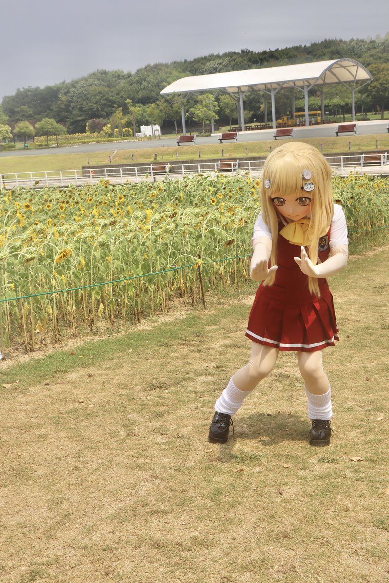 セ、セミさん…い、ぃぃ生きてますか？？
あの、動かないでくださいね…

 #ちもさんフレンズ
 #むにさんフレンズ