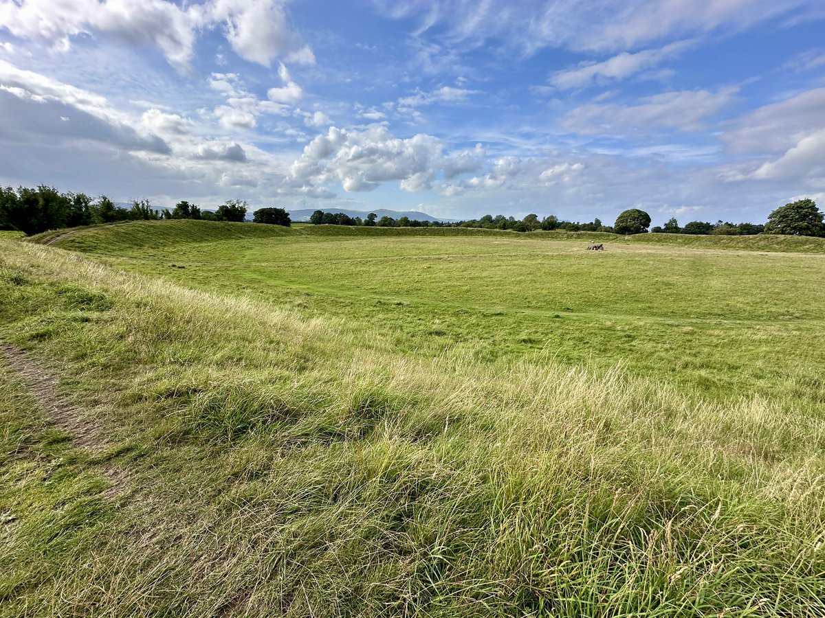 Following on from yesterday, it is only right that today’s #HengeWednesday is Giant’s Ring henge itself. Situated in Ballynahatty, Northern Ireland, this well preserved henge is 180m In diameter, enclosing an area of 6.9 acres. 3 of the 5 entrances are thought to be original
