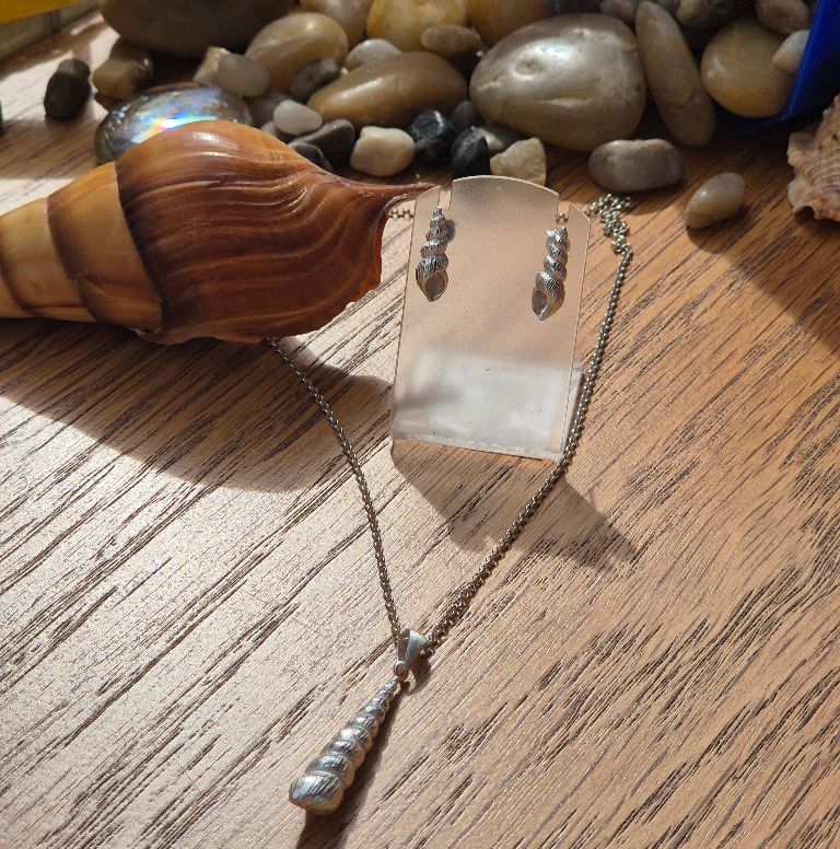 Nova_Silver's tweet photo. Matching set ✨️ Check out our range of silver shell sets in store and online now!

#jewellery #silver #silverjewellery #gift #fashion #novasilver #necklace #earrings #pendant #sterlingsilver #handmadejewellery #shell #shelljewellery #ocean #summer #matchingset #summerjewellery https://t.co/3ramkS1xTb