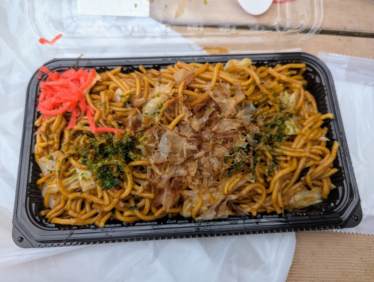 kao_naru's tweet photo. 🏍️ネオパーサ岡崎🏍️
お昼ご飯に角煮まん&焼きそばを食べました♫
クソ暑いですがKSRは絶好調です🌸
#KSRII #ksrⅡ #KSR80 #ksr80 #カワサキ #2ストローク #2スト #バイク #オートバイ #kawasaki #KAWASAKI https://t.co/yHWnE42G5q