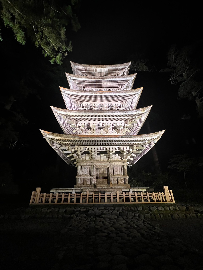 7月18日にご紹介した「#羽黒山五重塔ライトアップ」を見に行かれた方はいらっしゃいますか？☺️

夜に登る #羽黒山 の #石段 は涼しく、快適でした✨
#五重塔 は灯りに照らされ、大迫力❕❕

いい運動にもなるので、ぜひ行ってみてください🚶‍♀️💨

▼開催日はこちら
city.tsuruoka.lg.jp/shisei/shiyaku…

#鶴岡市