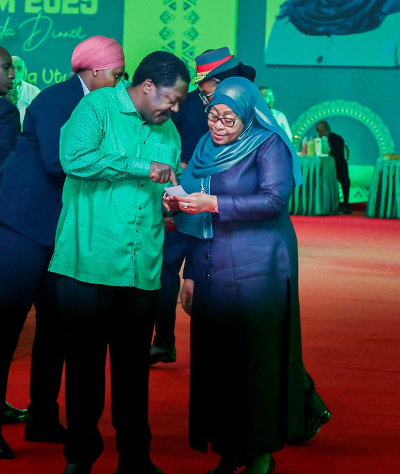 falema40's tweet photo. Rais Samia Suluhu Hassan achangia binafsi TSh milioni100 kwa matayarisho ya CCM ya uchaguzi wa 2025, na kuongeza utayari wa vifaa, uhamasishaji na ushiriki wa wapiga kura kwa ajili ya kampeni nzuri na iliyoandaliwa vyema. https://t.co/9tViSRQgwk
