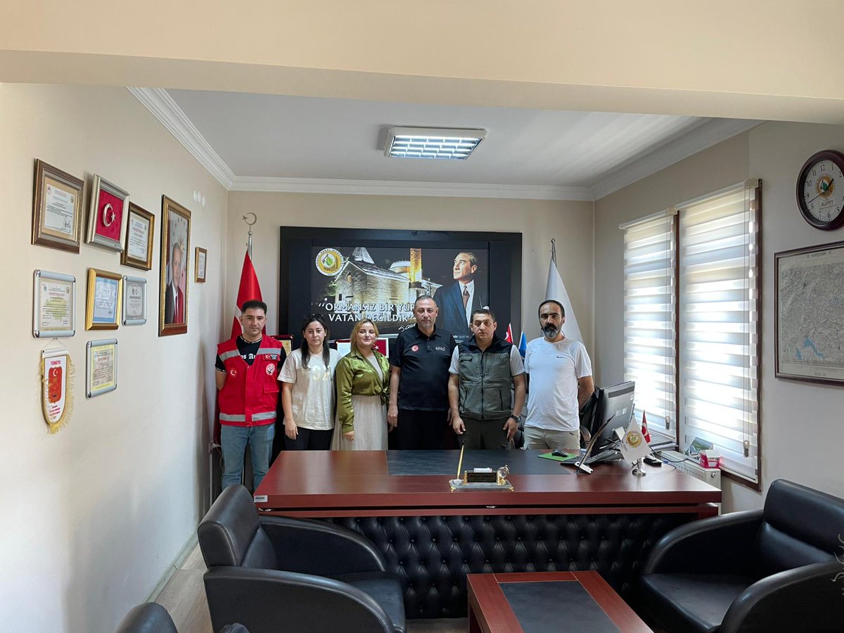 Kırşehir AFAD (@kirsehirafad) on Twitter photo 📌Orman Yangınlarıyla Mücadelede Orman Gönüllüleri Yetiştiriliyor.
İl #AFAD Müdürümüz Sayın Uğur OLGUN ile KİRAGDER Derneği Başkanı Meryem CENGİZ, Orman İşletme Müdürlüğüne destek ziyareti gerçekleştirdi.
<a href="/AFADBaskanlik/">AFAD</a> <a href="/KirsehirValilik/">Kırşehir Valiliği</a> <a href="/DemiryurekSefa/">Murat Sefa Demiryürek</a> <a href="/ugurolgun06/">Uğur OLGUN</a> <a href="/AFAD_gonullu/">AFAD Gönüllülük Sistemi</a> 📌Orman Yangınlarıyla Mücadelede Orman Gönüllüleri Yetiştiriliyor.
İl #AFAD Müdürümüz Sayın Uğur OLGUN ile KİRAGDER Derneği Başkanı Meryem CENGİZ, Orman İşletme Müdürlüğüne destek ziyareti gerçekleştirdi.
<a href="/AFADBaskanlik/">AFAD</a> <a href="/KirsehirValilik/">Kırşehir Valiliği</a> <a href="/DemiryurekSefa/">Murat Sefa Demiryürek</a> <a href="/ugurolgun06/">Uğur OLGUN</a> <a href="/AFAD_gonullu/">AFAD Gönüllülük Sistemi</a>