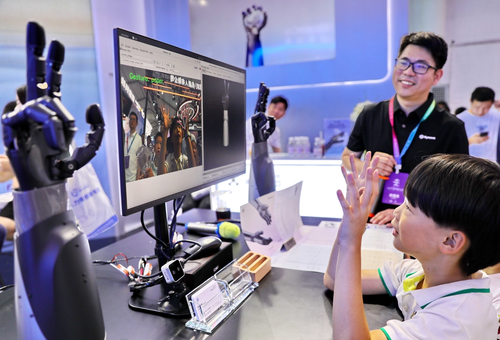 BJ_ETown's tweet image. The #2025WorldRobotConference concluded in #Beijing #ETown on Aug 12. Some 220 robotics companies participated in the event. The total financing amount reached 1.48 billion yuan ($206 million). 19,000 robots and related products were sold, with sales exceeding 200 million yuan.