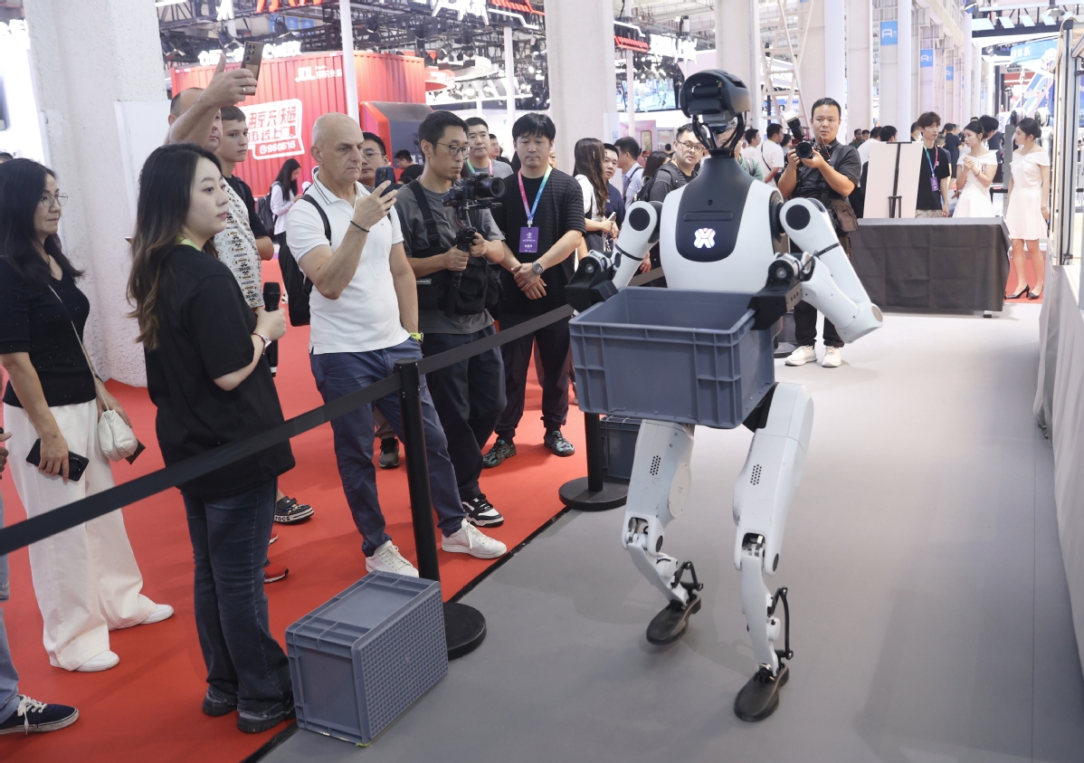 BJ_ETown's tweet image. The #2025WorldRobotConference concluded in #Beijing #ETown on Aug 12. Some 220 robotics companies participated in the event. The total financing amount reached 1.48 billion yuan ($206 million). 19,000 robots and related products were sold, with sales exceeding 200 million yuan.