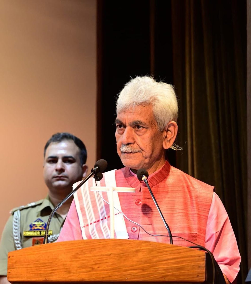 simplyshehzan's tweet photo. Hon’ble Lt Governor Sh Manoj Sinha commended Reliance Jio for efforts in providing a reliable network infrastructure .Humbled to receive this award on behalf of team JIO https://t.co/Sa9lT0NIAh
