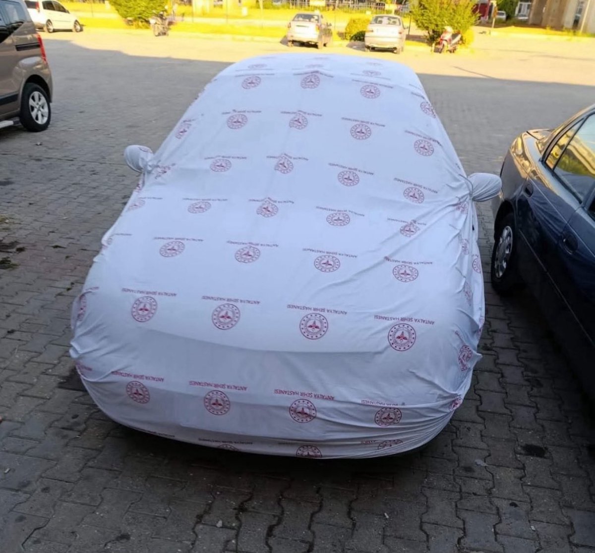 AntalyaHakkinda's tweet photo. Burdur’un Bucak ilçesinde, üzerinde “Antalya Şehir Hastanesi” yazılı hastane çarşaflarının araç örtüsü olarak kullanıldığı görüntüler tepki çekti. https://t.co/CDDTBKtS7z