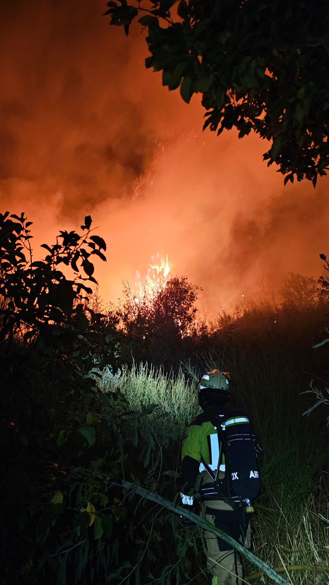 bombeiroscoruna's tweet photo. 🔥 Ourense | A noite foi intensa e os avisos contínuos. 
Desprazamentos curtos e rápidos para salvar vivendas e cobertizos.

Agora están por Medeiros 
#IFAGranxaOímbra #verín

Segundo turno en camiño 🚒 https://t.co/QE9qsp9d4T