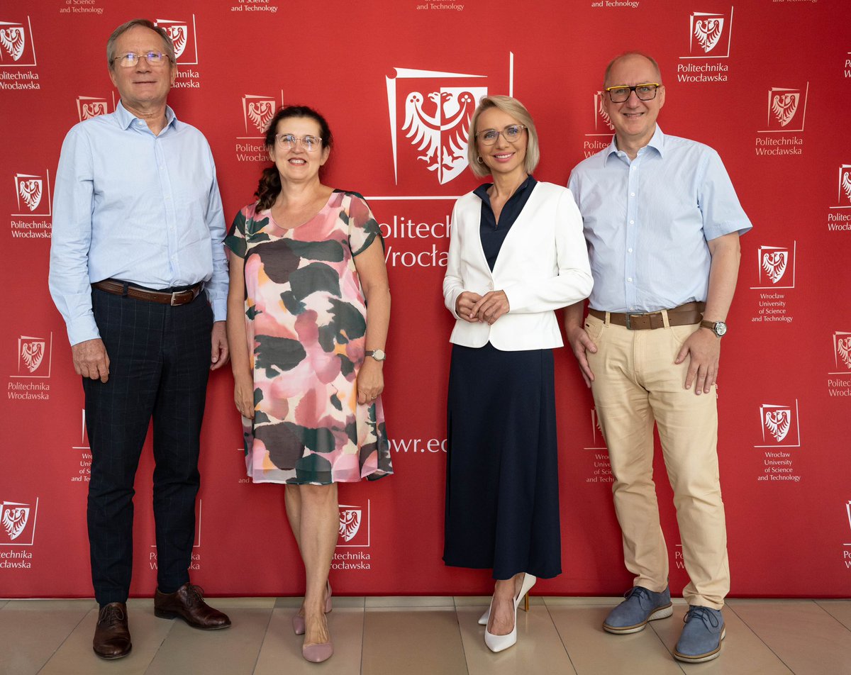 anna_sobolak's tweet image. 🩺 A wszystko zaczęło się od wizji, że Politechnika Wrocławska  może stać się miejscem, gdzie nauki techniczne i medycyna połączą siły, by tworzyć innowacje służące pacjentom.

🤩Dziś z radością mogę ogłosić, że kierunek lekarski na #PWr otrzymał akredytację, a limit przyjęć na…