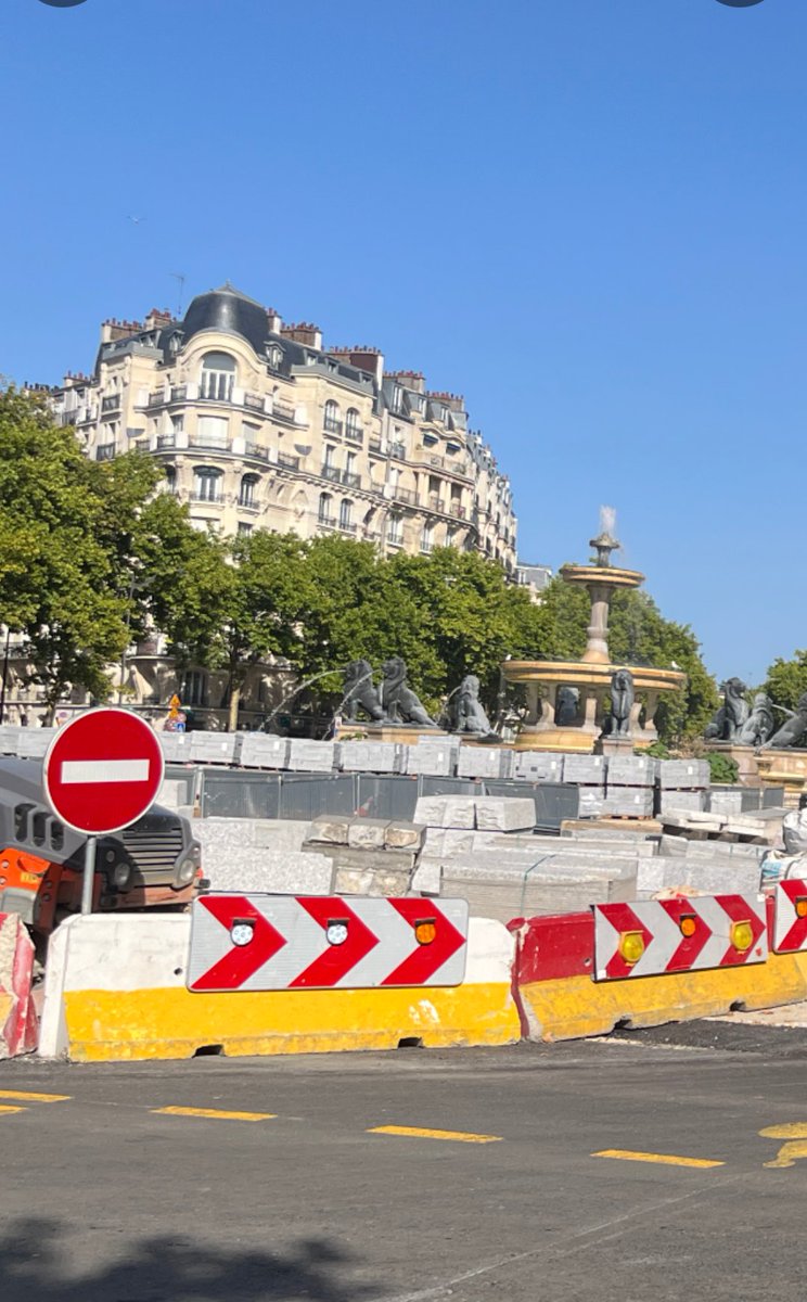 Place Félix Eboué.
Le prétexte de la <a href="/Mairie12Paris/">Mairie du 12e</a> pour bazarder l'endroit, dilapider 8 M€ pour un projet que la majorité des avis recueillis a rejeté c'était "la place est trop minérale".
Foutaises évidemment vu la montagne de granit et cie déposée ici.
(photo <a href="/BelAirSud/">Quartier Bel-Air Sud</a> )