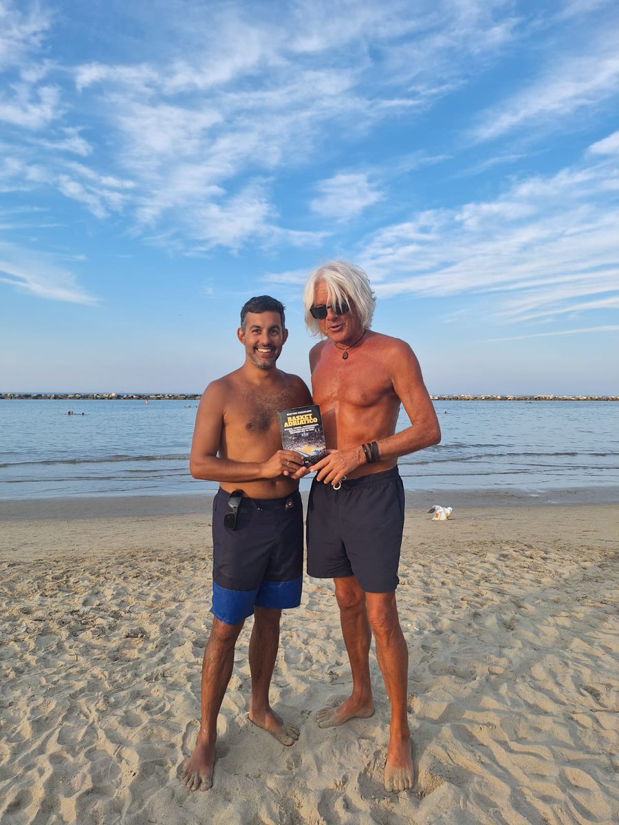 MatteoCazzulani's tweet photo. 📖🤝Andrea, che abita tra la Lombardia e la Romagna, originario di Sebenico e tifosissimo della Leonessa Brescia, si è affrettato ad acquistare e a leggere "Basket Adriatico".
E tu?
#basketadriatico #lettureestive #basket #librisport #Basket #ABALiga #Cesenatico #Brescia https://t.co/3peucZEu82