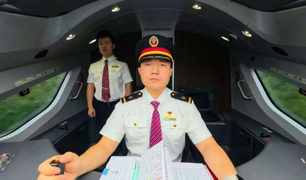 DailyBeijing's tweet image. How do high-speed trains in #China achieve pinpoint stopping accuracy? The Secret Revealed! #HighSpeedTrain