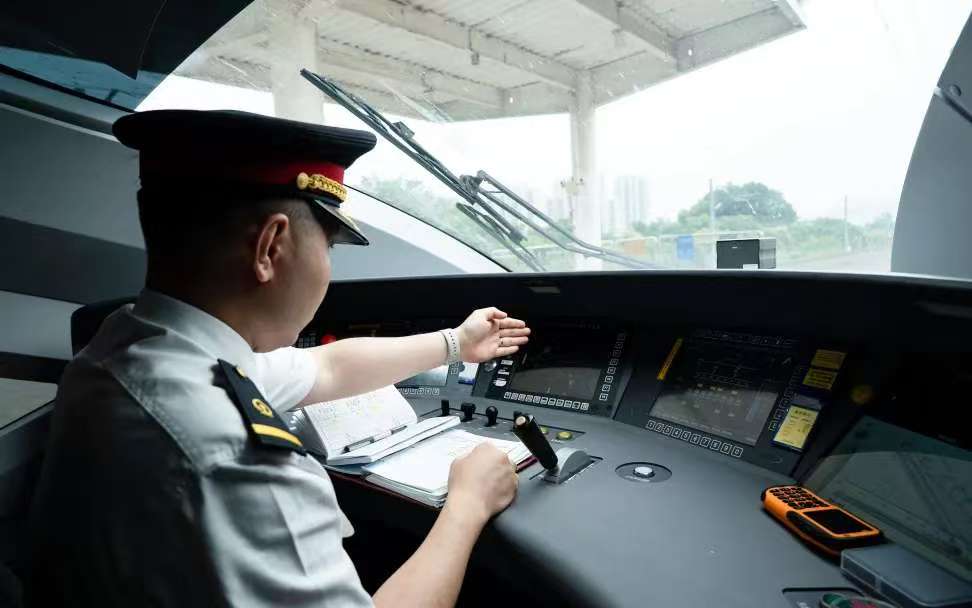 DailyBeijing's tweet image. How do high-speed trains in #China achieve pinpoint stopping accuracy? The Secret Revealed! #HighSpeedTrain