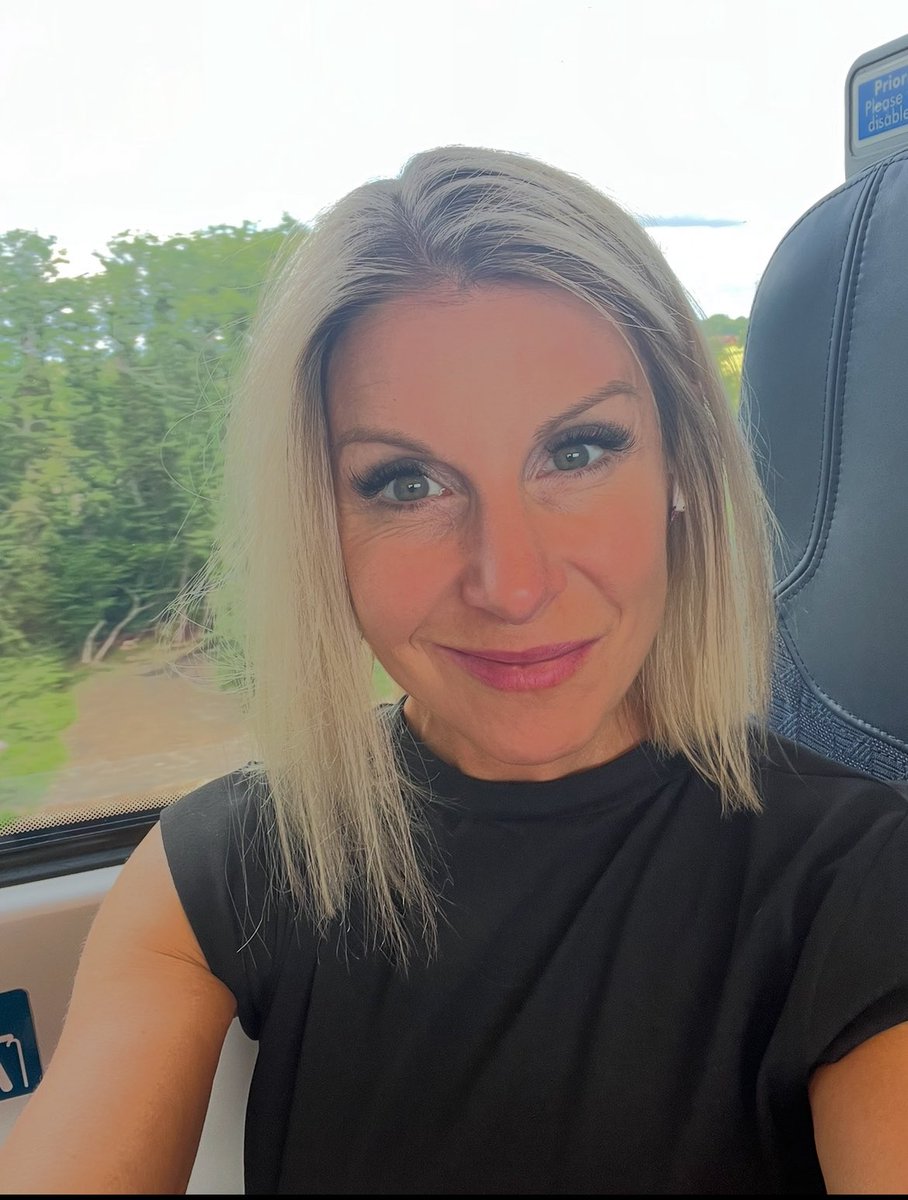 Chinook Crew Chick tweet media