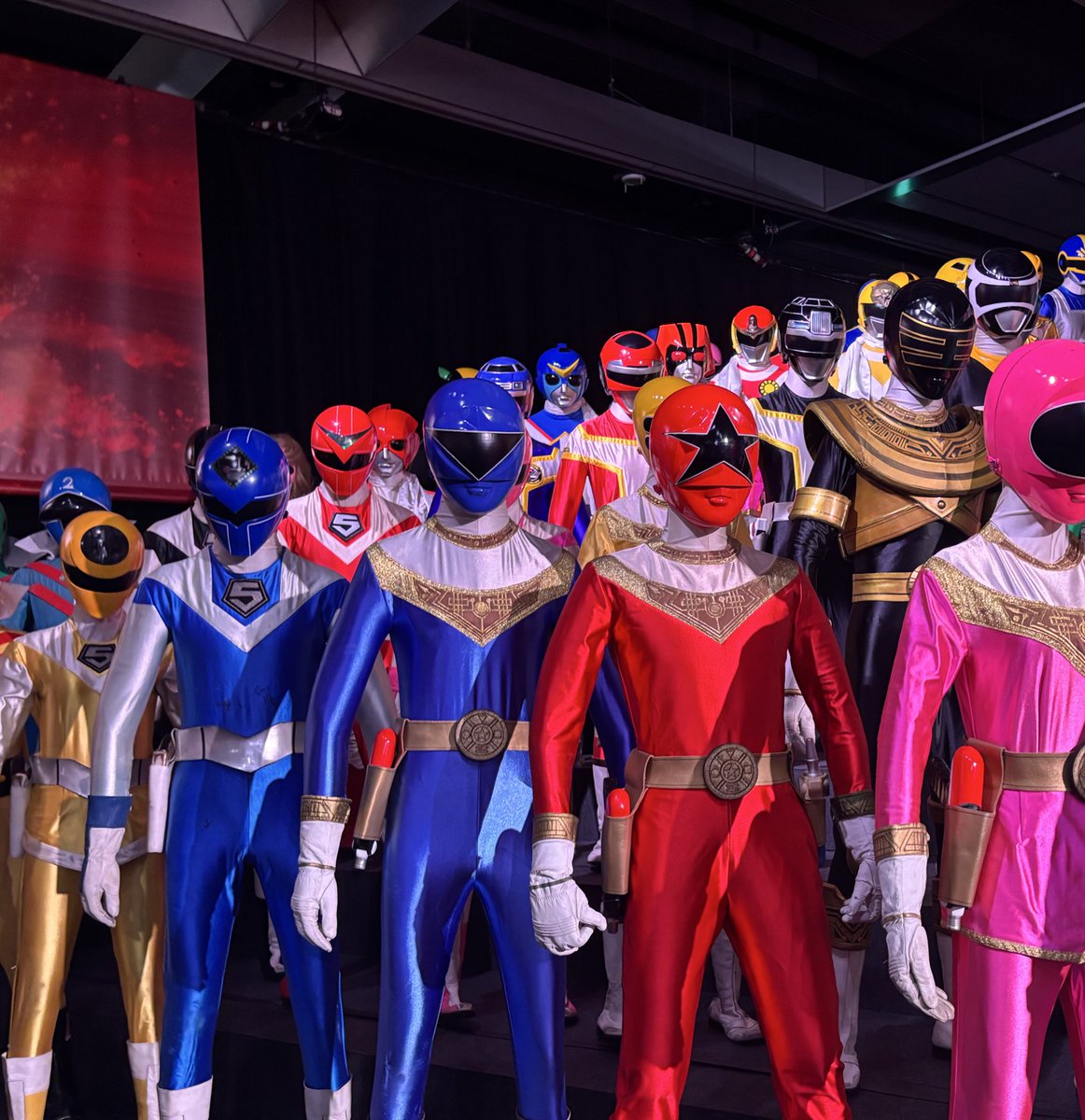 この前行った全スーパー戦隊展での親子の会話が面白かった

母「うわぁレッドターボだ…！」
娘「レッドターボってどれ？」
母「ほら、ブルーターボの横にいるさぁ」
娘「いやブルーターボってどれだよ」
母「だからバトルコサックの前の…」
娘「いやバトルコサックってどれだよ」

まぁそうなるよね