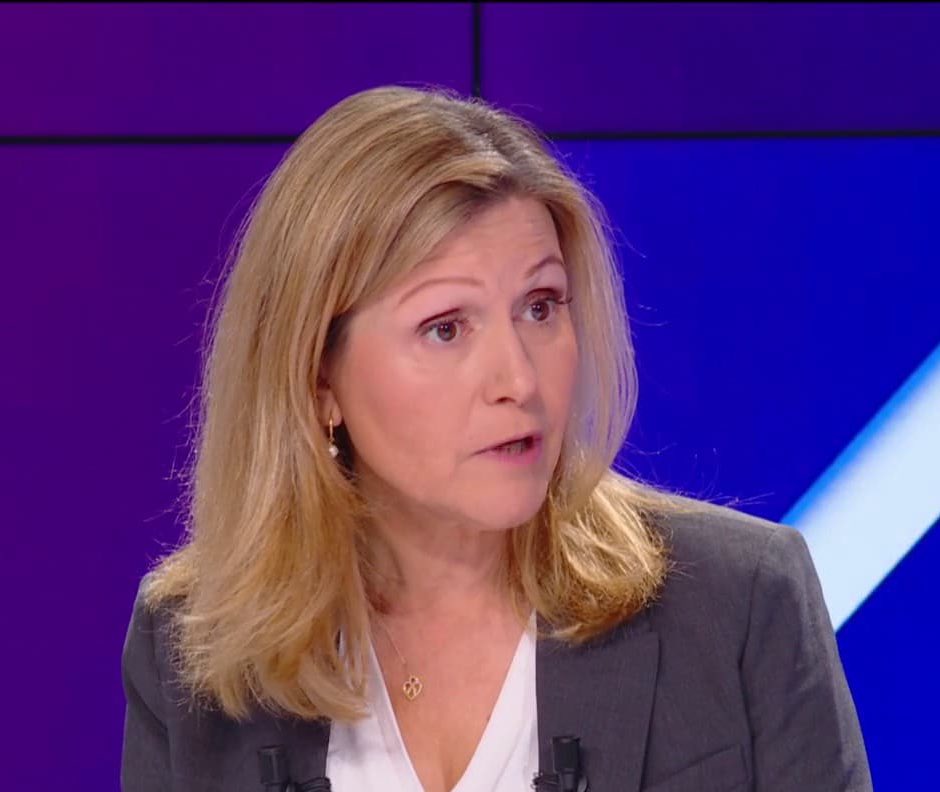 Brevesdepresse's tweet image. ⚡️🇫🇷INFO - Les CRS de prestigieuse compagnie qui fournit des motards pour l’escorte présidentielle ont reçu pour mission de nourrir les poules de la présidente de l'Assemblée nationale, dans sa maison du Vésinet, durant ses vacances, rapporte Le Canard enchaîné…