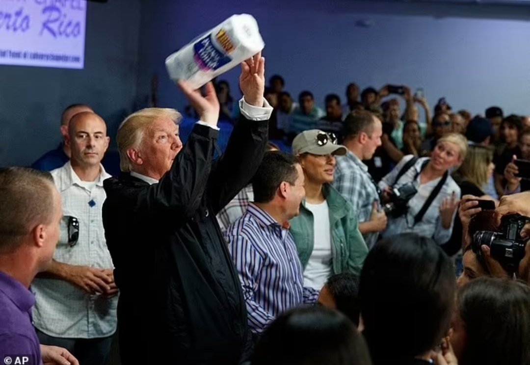 ®️ PRESIONAN A TRUMP PARA QUE CEDA Y DE LA INDEPENDENCIA A PUERTO RICO. 

Donald Trump está siendo presionado para convertir a Puerto Rico en una nación independiente y ahorrarle a los contribuyentes estadounidenses 617.800 millones de dólares, según ha sabido